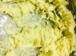 用打蛋器把它们打到混合在一起，黄油略微蓬发松。