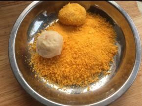 揉成团，裹上面包糠