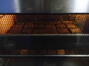 烤箱提前预热，上火170度，下火150度，放中层，烤20～25分钟。