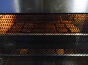 烤箱提前预热，上火170度，下火150度，放中层，烤20～25分钟。