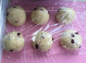 然后分成均匀3个（这里我是两份吐司一起做，忽略）松弛10分钟