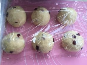 然后分成均匀3个（这里我是两份吐司一起做，忽略）松弛10分钟