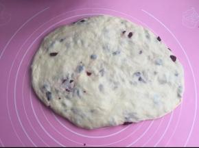 按压排气，顺便放入蔓越莓干