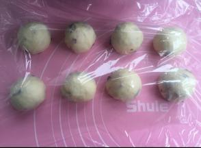 分成均匀8个，滚圆松弛10分钟