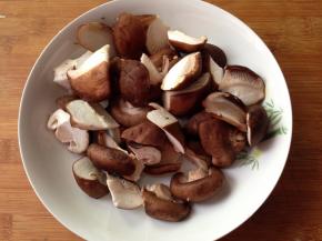 香菇洗净斜切成厚片