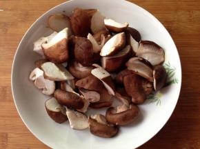 香菇洗净斜切成厚片
