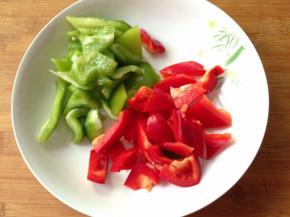 青、红椒切成象眼块