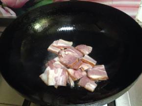 锅内加少量油放入培根片