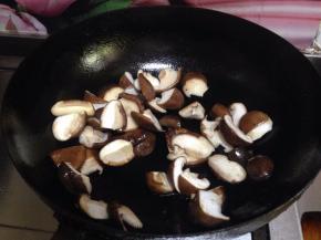 随后倒入香菇片