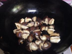 中火慢慢炒出水分