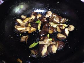 转大火和香菇片炒匀