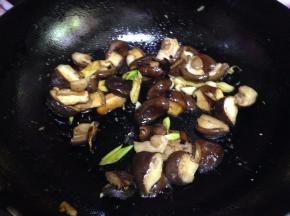 转大火和香菇片炒匀