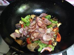 最后倒入培根片炒匀即可