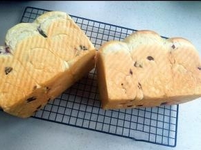 烤箱预热上下火180度，烤40分钟