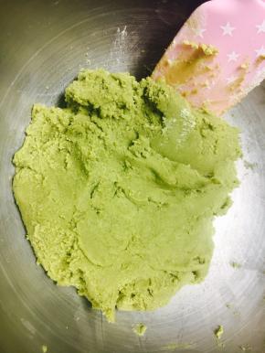 用刮刀搅拌均匀。