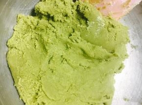 用刮刀搅拌均匀。