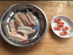 剥去虾壳，拉掉虾线。留下虾尾