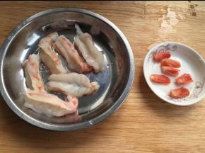 剥去虾壳，拉掉虾线。留下虾尾