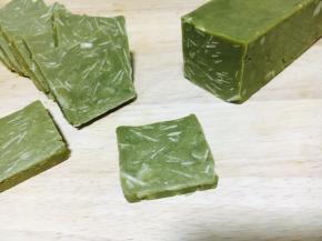 冷冻后取出，切成厚度为0.7厘米的片。