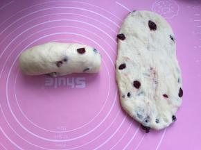 松弛下来，擀成椭圆形，卷起。再松弛5分钟