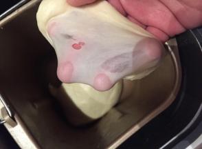 面团材料揉出薄膜，黄油多，20分钟就出膜了