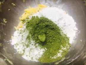 筛入低筋面粉和抹茶粉。