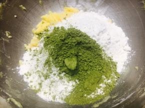 筛入低筋面粉和抹茶粉。