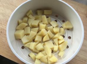 土豆蒸熟。蒸锅蒸15分钟