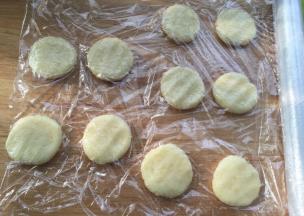 隔着保鲜膜压扁