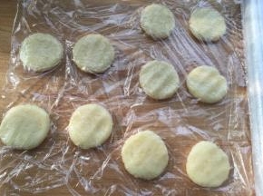 隔着保鲜膜压扁