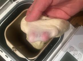 发好后，撕碎，加入黄油揉出薄膜