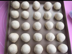 依次放入烤盘里。