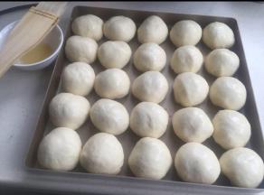 发酵到1.5-2倍（烤箱里放热水，烤箱35-38度）发好后，涂上蛋黄液。