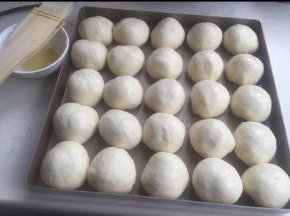 发酵到1.5-2倍（烤箱里放热水，烤箱35-38度）发好后，涂上蛋黄液。