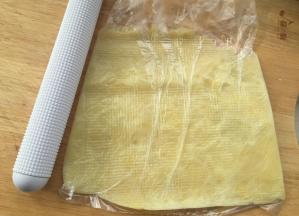 然后放入保鲜袋，擀成土豆泥