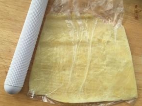 然后放入保鲜袋，擀成土豆泥