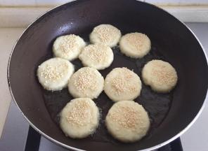 锅里放适量油，烧热转小火。放入土豆饼煎。