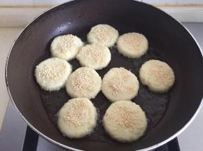 锅里放适量油，烧热转小火。放入土豆饼煎。