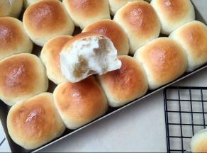 烤箱预热上下火175度，烤18-20分钟。出炉刷蜂蜜水，马上拿出，烤架上晾至温热放密封袋。