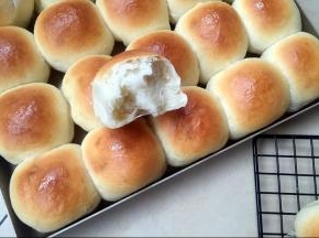 烤箱预热上下火175度，烤18-20分钟。出炉刷蜂蜜水，马上拿出，烤架上晾至温热放密封袋。