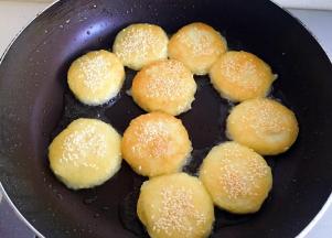 煎至两面金黄出锅。