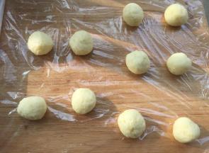 然后均匀分成10个圆球