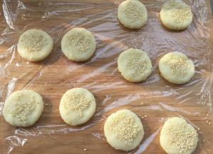 两边都沾上白芝麻