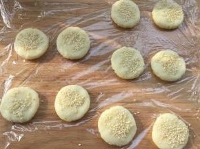 两边都沾上白芝麻