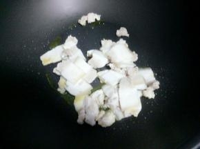放入五花肉