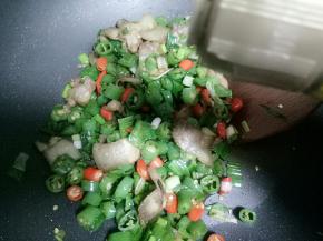 当蒜苗断生后，关火出锅