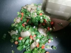 当蒜苗断生后，关火出锅