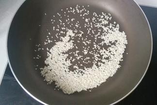 白芝麻放入不沾锅小火炒熟后倒出晾凉；