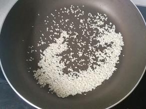 白芝麻放入不沾锅小火炒熟后倒出晾凉；