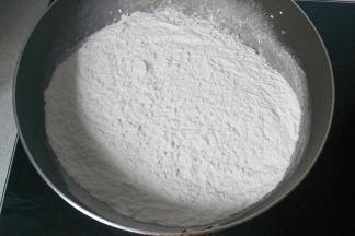 糯米粉也放入锅中小火炒至微黄后倒出晾凉；